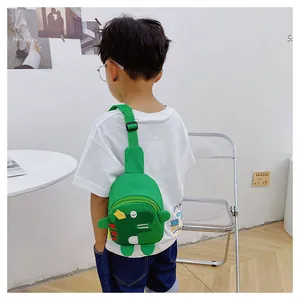 Détail du sac de poitrine dinosaure vert pour enfants avec bandoulière réglable et crêtes