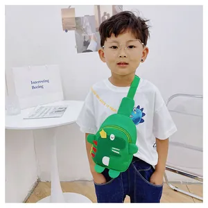 Détail du sac de poitrine dinosaure 3D vert avec épines jaunes et ventre blanc brodé
