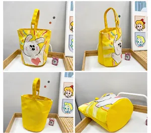 Vier hoeken weergave van de gele canvas bucket bag met focus op vorm en cartoon ontwerp