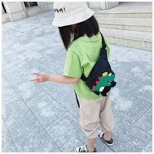 Détail du sac de poitrine noir pour enfant avec motif dinosaure et sangle réglable