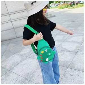 Détail du sac dinosaure 3D pour enfants avec bandoulière réglable et crêtes mignonnes