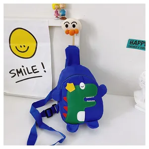 Détail du sac de poitrine bleu pour enfants avec motif dinosaure et sangle réglable