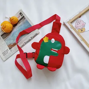 Détail de la sacoche enfant rouge avec un dinosaure vert en patchwork et sangle réglable