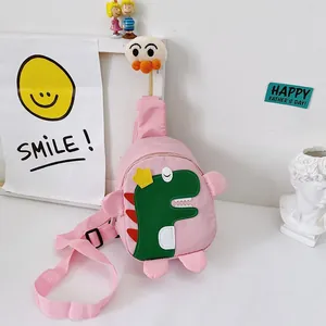 Détail du sac bandoulière rose dinosaure pour enfant avec sangle réglable et fermeture éclair