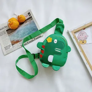 Détail du sac de poitrine dinosaure vert pour enfants avec couronne jaune et sangle