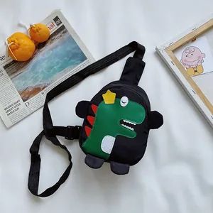 Détail du sac de poitrine noir pour enfants avec broderie dinosaure vert mignon