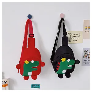 Détail de sacs de poitrine dinosaures rouge et noir avec sangles réglables pour enfants