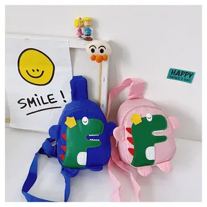 Vue détaillée des sacs de poitrine dinosaure rose et bleu avec sangles réglables
