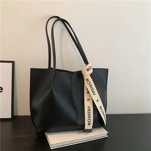 Klassische schwarze PU-Leder Tragetasche mit weißem Fashion-Band für Damen im Büro