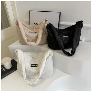 Drie gewatteerde puffer draagtassen in beige, zwart en wit met modieus label detail