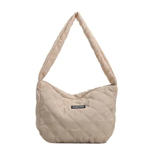 Sac hobo matelassé beige en toile avec étiquette de mode et grande capacité pour femme
