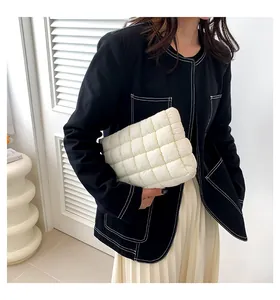 Gesteppte Puff-Kosmetiktasche kombiniert mit modernem Outfit für einen Modestil