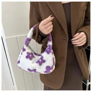 Dettaglio della trama della borsa floreale in finta pelliccia bianca con motivi di fiori viola