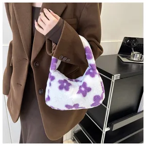 Dettaglio della borsa a mano in peluche con motivo floreale in ecopelliccia