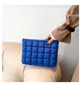 Detail der königsblauen gesteppten Clutch aus Nylon mit lebendiger Textur und großem Volumen