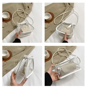 Dettaglio borsa a tracolla trasparente in PVC con finiture in pelle bianca e pochette
