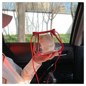 Dettaglio borsa a tracolla trasparente in PVC con bordo rosso e tasca interna bianca