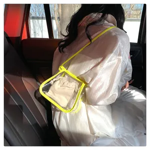 Dettaglio della borsa a tracolla in PVC trasparente con bordo giallo neon e sacchetto interno