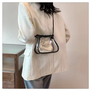 Vista posteriore dettagliata della borsa a tracolla in PVC trasparente con custodia beige
