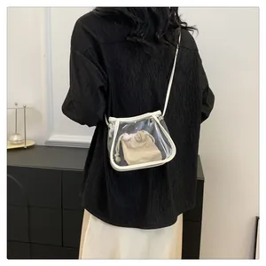 Dettaglio borsa a tracolla in PVC trasparente con bordo bianco e custodia interna a sacco