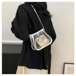 Dettaglio borsa a tracolla in PVC trasparente con bordo in pelle bianca e sacchetto interno