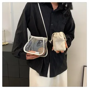 Dettaglio borsa a tracolla trasparente in PVC con bordi in PU bianco e tasca interna in lino
