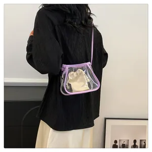 Dettaglio borsa jelly in PVC trasparente viola con sacchetto interno in tela su modella