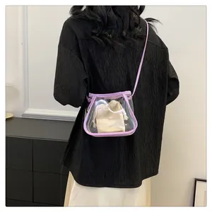 Dettaglio borsa a tracolla in PVC trasparente con bordo viola e pochette interna in tela