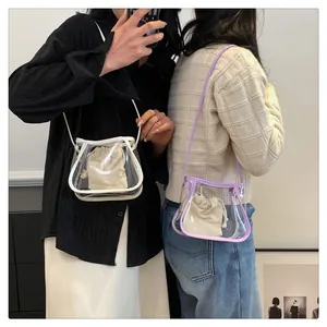 Dettaglio borsa a tracolla in PVC trasparente con pochette interna bianca a coulisse