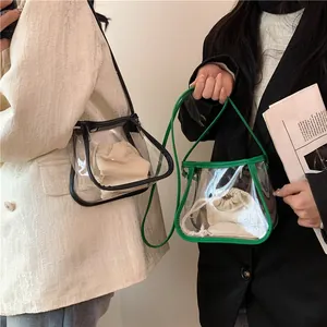 Borsa a tracolla minimalista in PVC trasparente con pochette interna in tessuto e tracolla