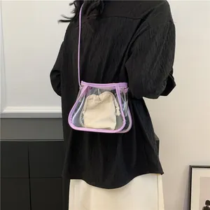 Borsa a tracolla minimalista in PVC viola trasparente con pochette interna in tela
