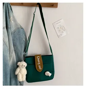 Detailansicht der Segeltuchtasche mit Plüschbär-Anhänger und Fisch-Deko am Haken