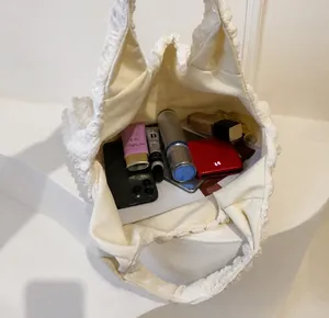 Détail de la texture bulle du sac fourre-tout blanc avec une grande capacité intérieure