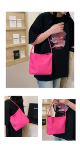Detalle del bordado 'pretty and lively' en un bolso de hombro de nailon rosa vibrante