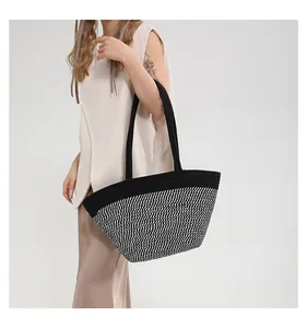Vue détaillée de la texture tissée en V noir et blanc de ce grand sac cabas pour femmes