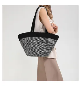 Grand sac cabas tressé noir et blanc sur l'épaule pour la plage et les vacances