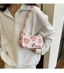 Dettaglio della borsa rosa stile pastorale con motivi di orsetti e fiocchi