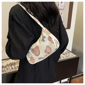 Dettaglio della borsa sottobraccio con stampa di orsetti e fiori in stile hobo leggero