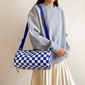 Zylindrische Umhängetasche aus Canvas mit blau-weißem Karomuster und verstellbarem Gurt