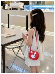 Rote Kinder Umhängetasche mit süßem Hasengesicht und Schleife im Kawaii Stil