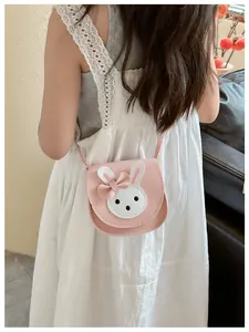 Rückansicht eines Mädchens mit rosa Kaninchen-Umhängetasche und weißem Spitzenkleid