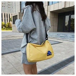 Bolso bandolera de lona amarilla con parche de moda y correa ajustable al aire libre