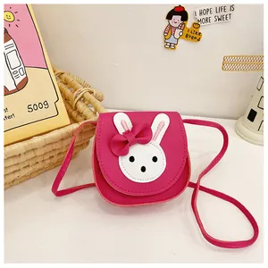 Detailansicht der rosaroten Kindertasche mit Hasen-Patch und 3D-Schleife