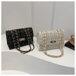 Détail des sacs bandoulière en tweed avec chaîne en métal et fermoir pivotant