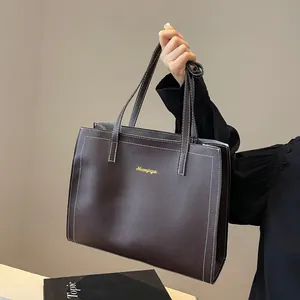 Sac fourre-tout en cuir marron rétro avec surpiqûres blanches et logo doré