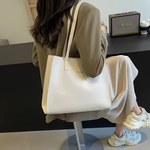 Grand sac cabas minimaliste en similicuir blanc pour femme avec bandoulière et design épuré