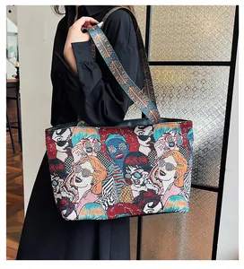 Detail der Boho-Jacquard-Tasche mit buntem Pop-Art-Porträt und breitem Schultergurt