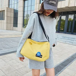 Bolso bandolera grande de lona amarilla con insignias de moda y correa ajustable para alumnos