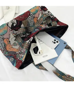 Detailansicht der Ethno-Jacquard-Tasche mit großem Stauraum für Tablet und Smartphone