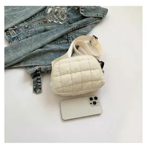 Détail du sac bandoulière blanc matelassé avec sangle et smartphone pour échelle de taille